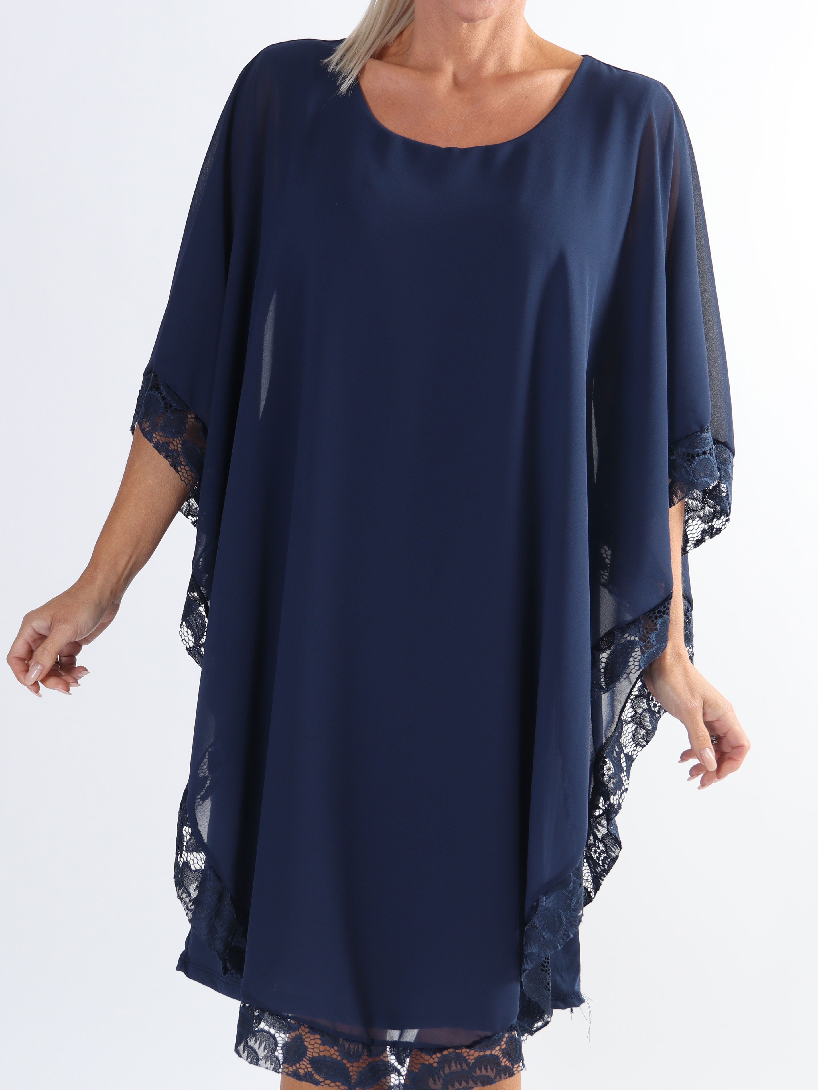 Kenya Edge - Plus size tunikaklänning med chiffonglager och spetskant